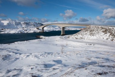 Kış mevsiminde Fredvang köprülerinden güzel manzara, Lofoten adaları, Norveç, Avrupa