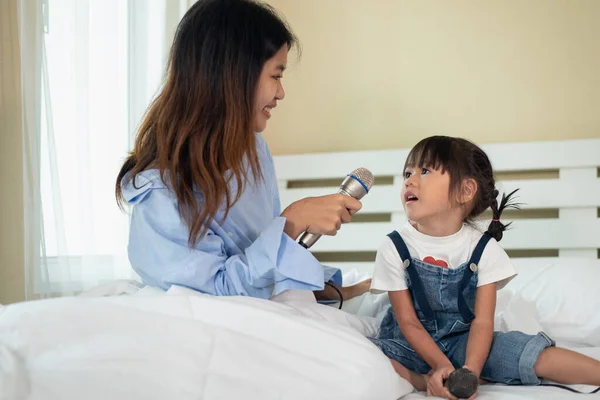 Щаслива Азіатська Сім Любить Дітей Дитину Сестру Тримаючи Мікрофон Співаючи — стокове фото