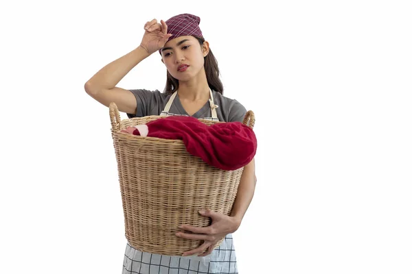 Malheureux Stressé Asiatique Femme Portant Blanchisserie Panier Tissu Maison Isolé Image En Vente