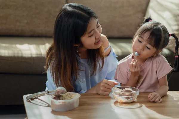 幸せなアジアの子供は彼女の姉 愛と幸福の家族の概念とアイスクリームを食べることを楽しむ — ストック写真