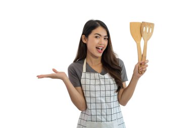 Genç Asyalı kadın aşçı elinde beyaz arka planda izole edilmiş ahşap bir spatula tutuyor.