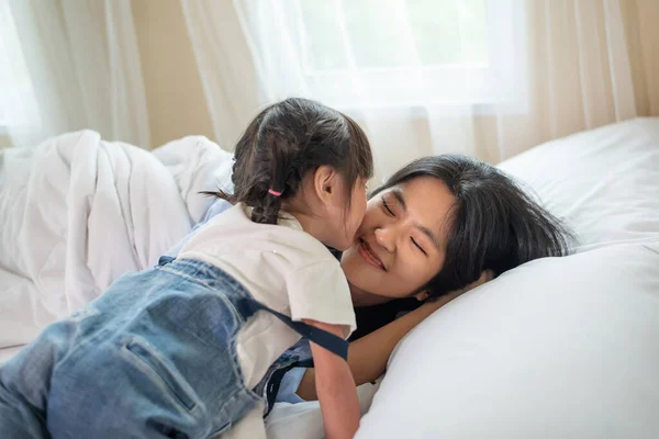 幸せなアジアの家族は子供を愛し 子供と彼女の妹はベッドで一緒にリラックスし 愛と幸福の概念 — ストック写真