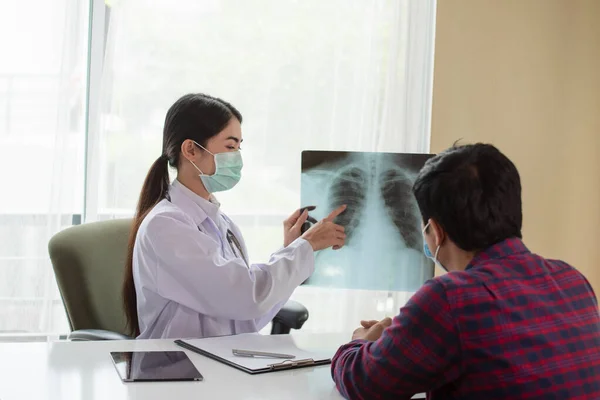 Young Asian Female Doctor Explaining Lung Ray Patient Healthcare Medical — Stock Photo, Image