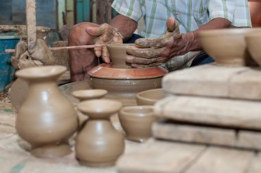 bir adam gibi bir tekerlek üzerinde döner seramik şekilleri