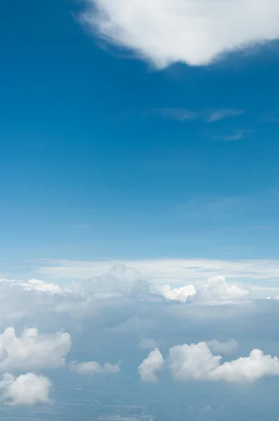 Nubes blancas esponjosas y fondo azul del cielo — Foto de Stock