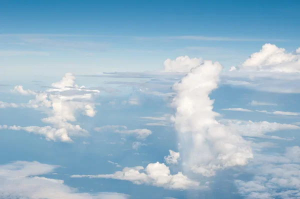 Nubes blancas esponjosas y fondo azul del cielo — Foto de Stock