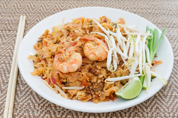 Fried noodles thai style with prawns (pad thai) — Stock Photo, Image