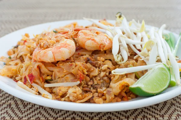 Fried noodles thai style with prawns (pad thai) — Stock Photo, Image