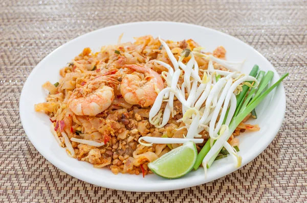 Fried noodles thai style with prawns (pad thai) — Stock Photo, Image