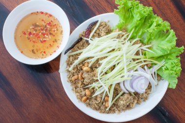 çıtır catfish yeşil mango ve sebze salatası