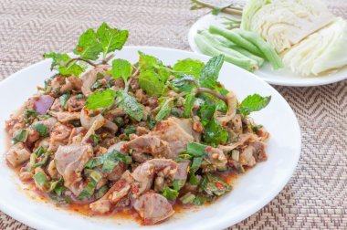 Baharatlı kıyılmış tavuk salatası (larb, Tay gıda)