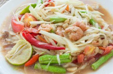 Yeşil papaya salatası sıcak ve baharatlı Tayland Mutfağı