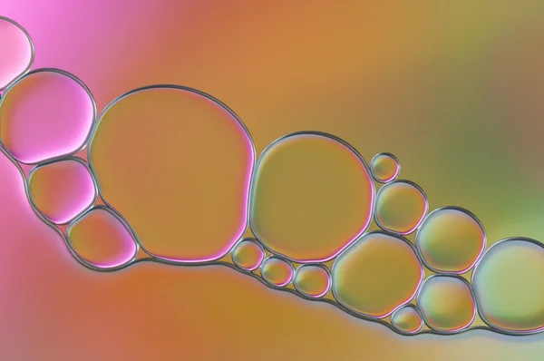 多彩滴在水面上的油和空气泡沫的 — 图库照片