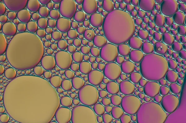 紫色滴在水面上的油和空气泡沫的 — 图库照片