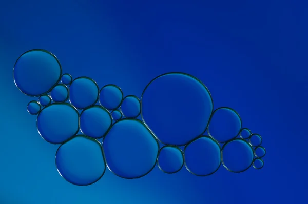 油と空気泡、水の青い滴 — ストック写真