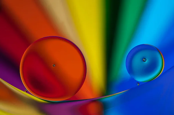 Coloridas gotas de aceite y burbujas de aire en el agua — Foto de Stock