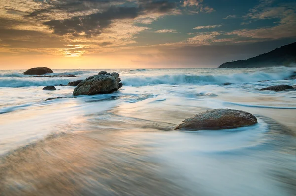 Mare onde frusta linea impatto roccia sulla spiaggia — Foto Stock