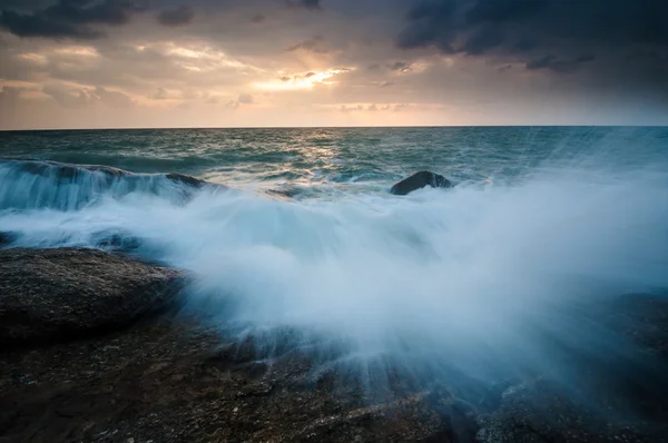 Mare onde frusta linea impatto roccia sulla spiaggia — Foto Stock