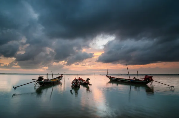 Barca da pesca sulla spiaggia laemsai — Foto Stock