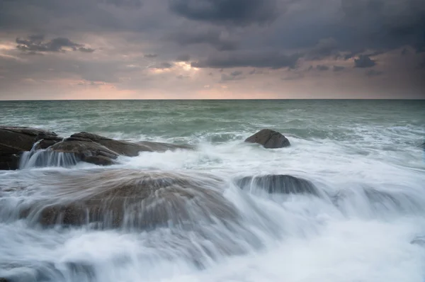 Mare onde frusta linea impatto roccia sulla spiaggia — Foto Stock