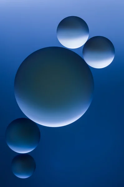 Gotas azules de aceite y burbujas de aire en el agua —  Fotos de Stock