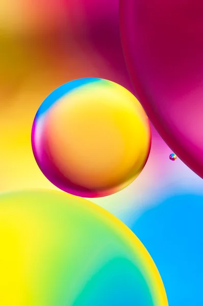 Gotas de aceite y burbujas de aire en el agua — Foto de Stock