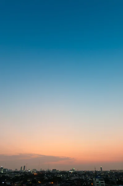 Ciel sur la ville après le coucher du soleil — Photo