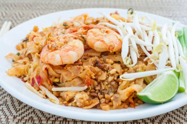 Kızarmış şehriye Tay tarzında (pad Tay karides ile)