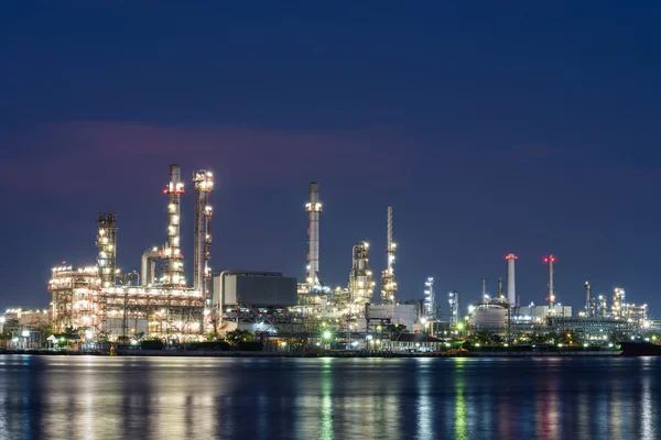 Refinería de petróleo y gas fábrica petroquímica — Foto de Stock