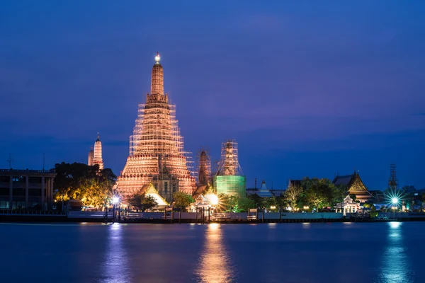 Tempel van dageraad (wat arun) in bangkok, thailand renoveren en bij — Stockfoto