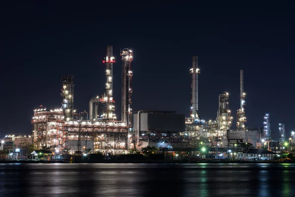 Refinería de petróleo y gas fábrica petroquímica — Foto de Stock