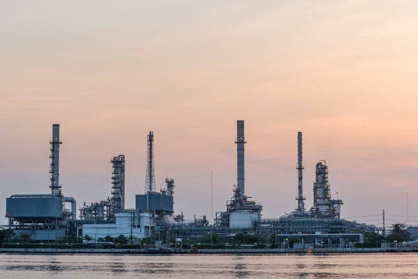 Raffineria di petrolio e gas fabbrica petrolchimica — Foto Stock