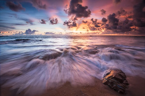 Mare onde frusta linea impatto roccia sulla spiaggia — Foto Stock