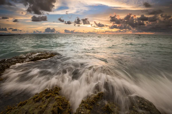 Mare onde frusta linea impatto roccia sulla spiaggia — Foto Stock