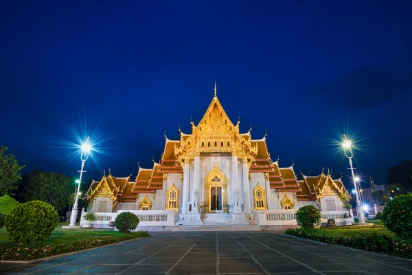 Wat benjamaborphit dusitvanaram of marmeren tempel in schemerlicht — Stockfoto