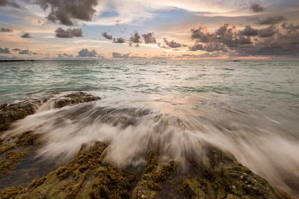Mořské vlny lano náraz skály na pláži — Stock fotografie