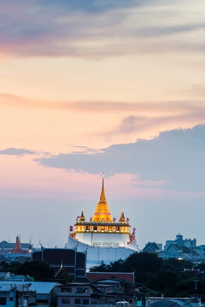 Храм золотой горы (wat sraket rajavaravihara) на закате — стоковое фото