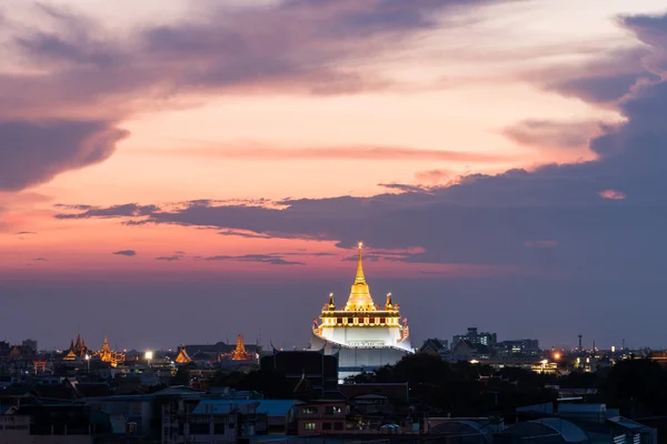 Złota góra świątyni (wat sraket rajavaravihara) o zachodzie słońca — Zdjęcie stockowe