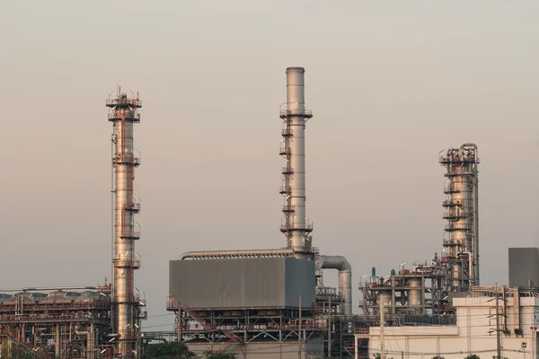 Raffineria di petrolio e gas fabbrica petrolchimica — Foto Stock