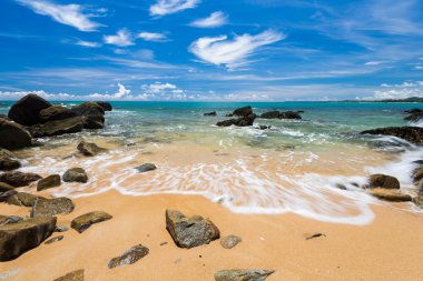 dalgalar deniz mavi gökyüzü altında sahilde çizgi etkisi rock kirpik