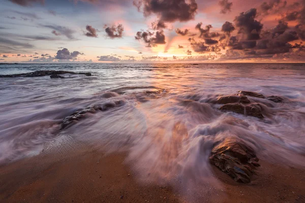 海浪冲击线冲击海滩上的岩石 — 图库照片