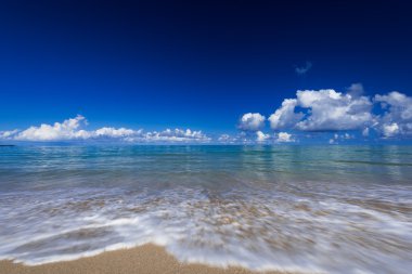 dalgalar deniz mavi gökyüzü altında sahilde çizgi etkisi rock kirpik