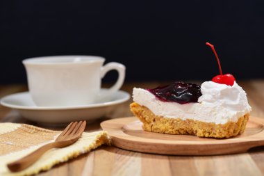 ahşap masa üzerinde yaban mersini peynir pasta dilimi