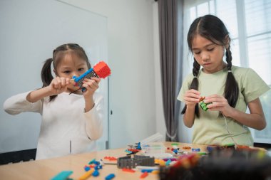 Çocuklar inşaat bloklarıyla oynuyor, çocuklar renkli plastik tuğlalarla oynuyor ve inşa ediyorlar. Erken öğrenme ve geliştirme.
