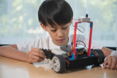 Çocuklar inşaat bloklarıyla oynuyor, çocuklar renkli plastik tuğlalarla oynuyor ve inşa ediyorlar. Erken öğrenme ve geliştirme.