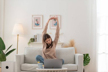 Rahat, dingin, güzel, Asyalı bir kadın yorgunluk çekiyor rahat koltukta dinleniyor modern oturma odasında dinleniyor, evinde dinleniyor.