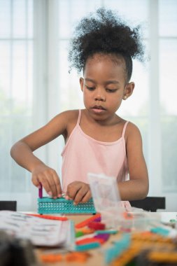 Çocuklar inşaat bloklarıyla oynuyor, çocuklar renkli plastik tuğlalarla oynuyor ve inşa ediyorlar. Erken öğrenme ve geliştirme.