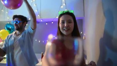 Arkadaşlar evlerinde parti yaparlar, müzik eşliğinde eğlenirler, kutlamanın tadını çıkarırlar, tatillerde kutlama yaparlar.