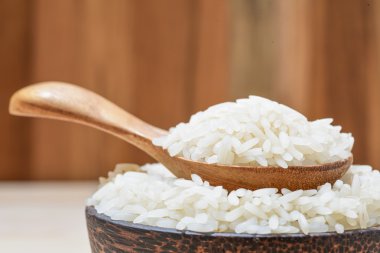 ahşap masa üzerinde pirinç yasemin Close-Up