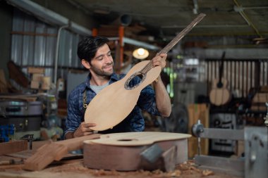 Luthier, el aletleri, sanat ve el sanatları konseptiyle atölyedeki geleneksel araçları kullanarak gitar yapıyor.